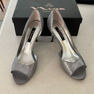 Nina Fern GM Heel in Pewter Glitter. Size 9.5. Barely Worn.